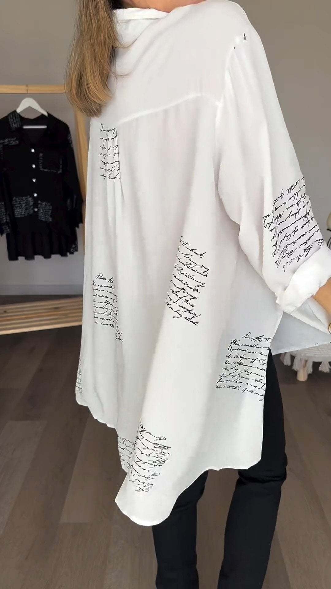 Noëlla - Artistieke Blouse met Handgeschreven Print
