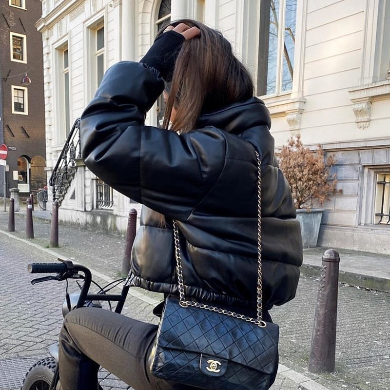 Elodie - Modieus Kort Zwart Donsjack in Bomberstijl