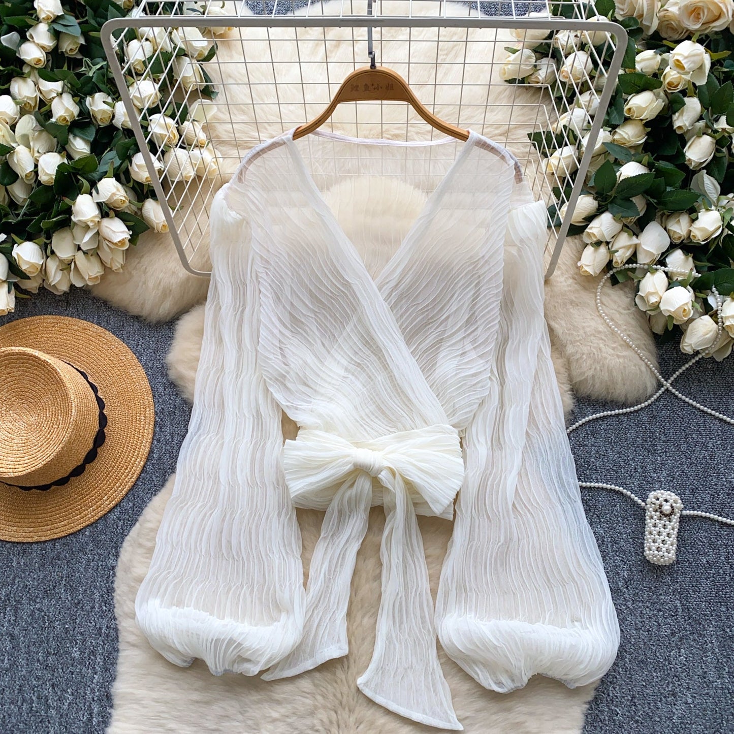 Bylle - V-hals Blouse met Strik en Ruches