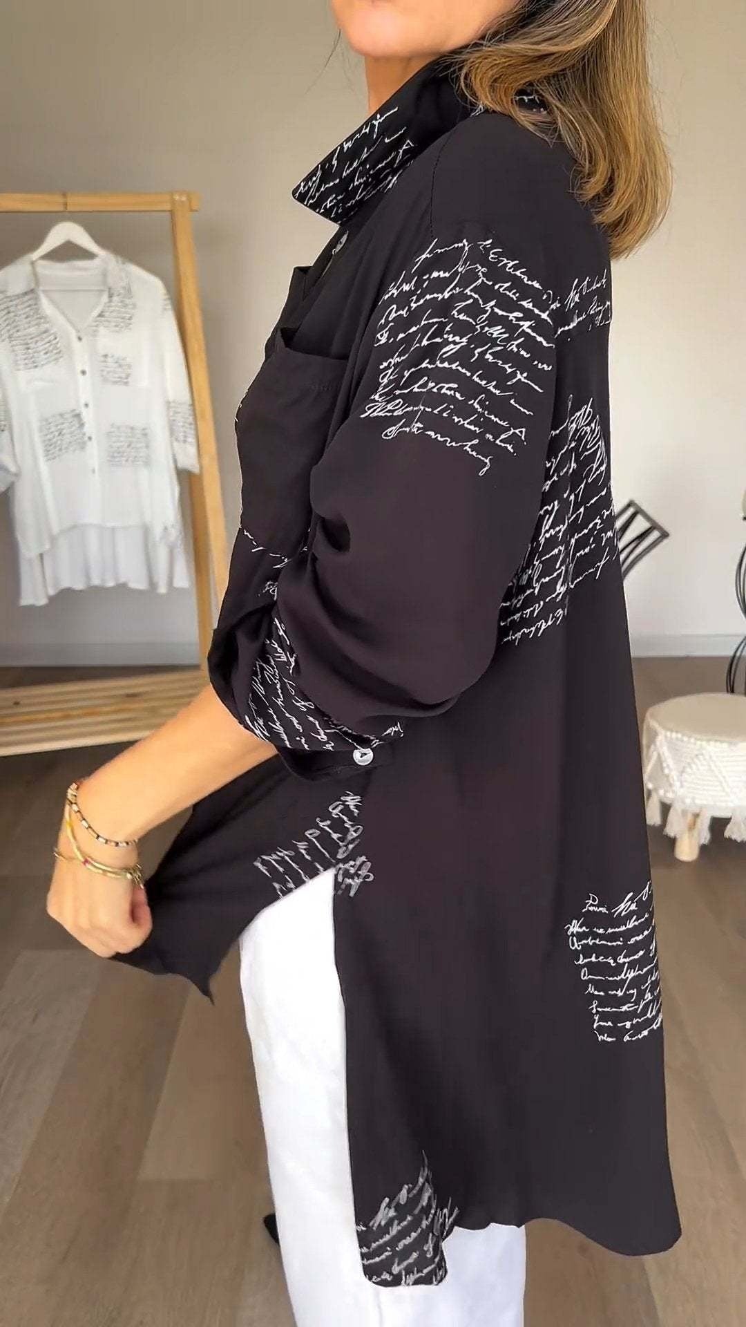 Noëlla - Artistieke Blouse met Handgeschreven Print