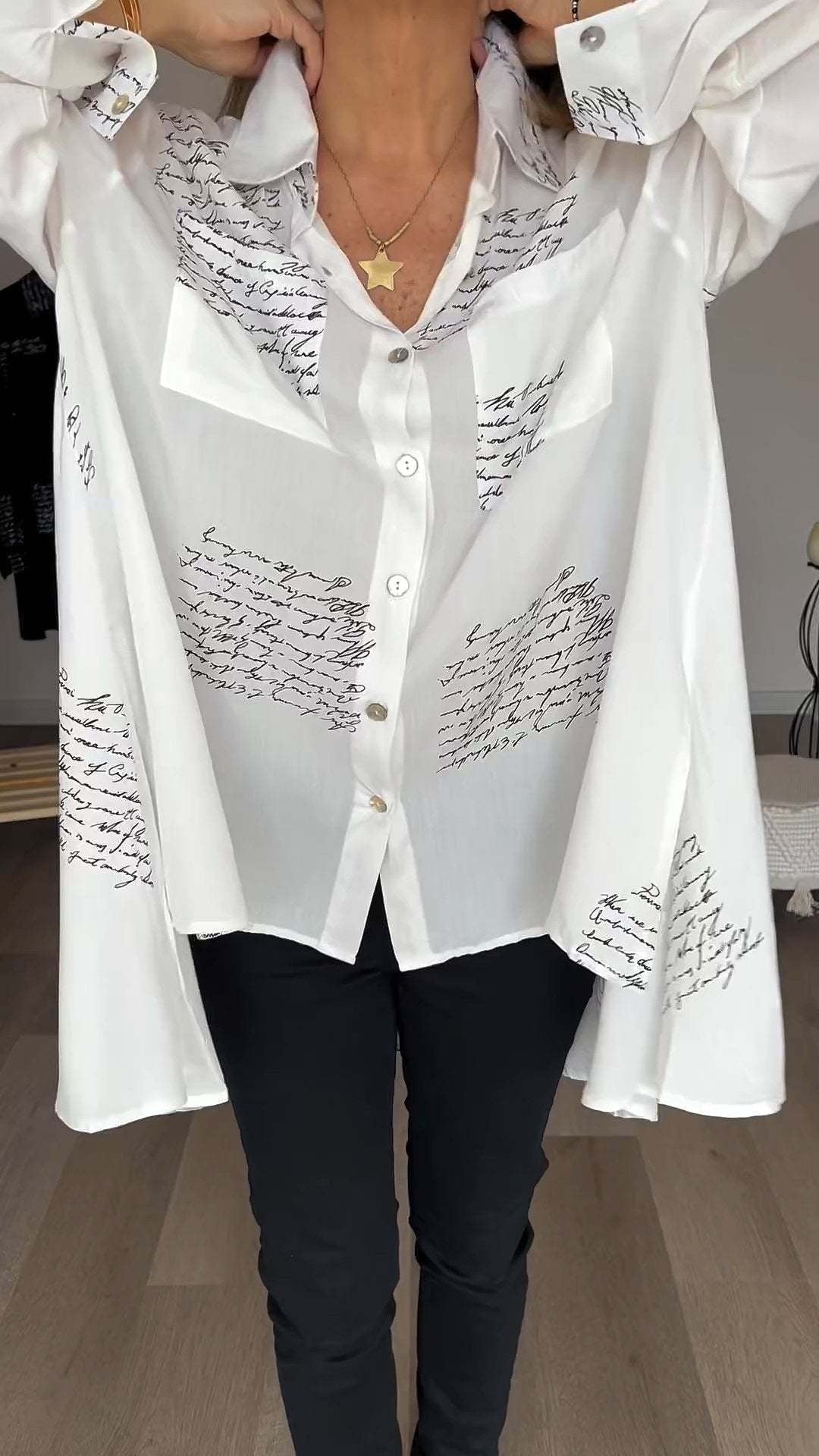 Noëlla - Artistieke Blouse met Handgeschreven Print